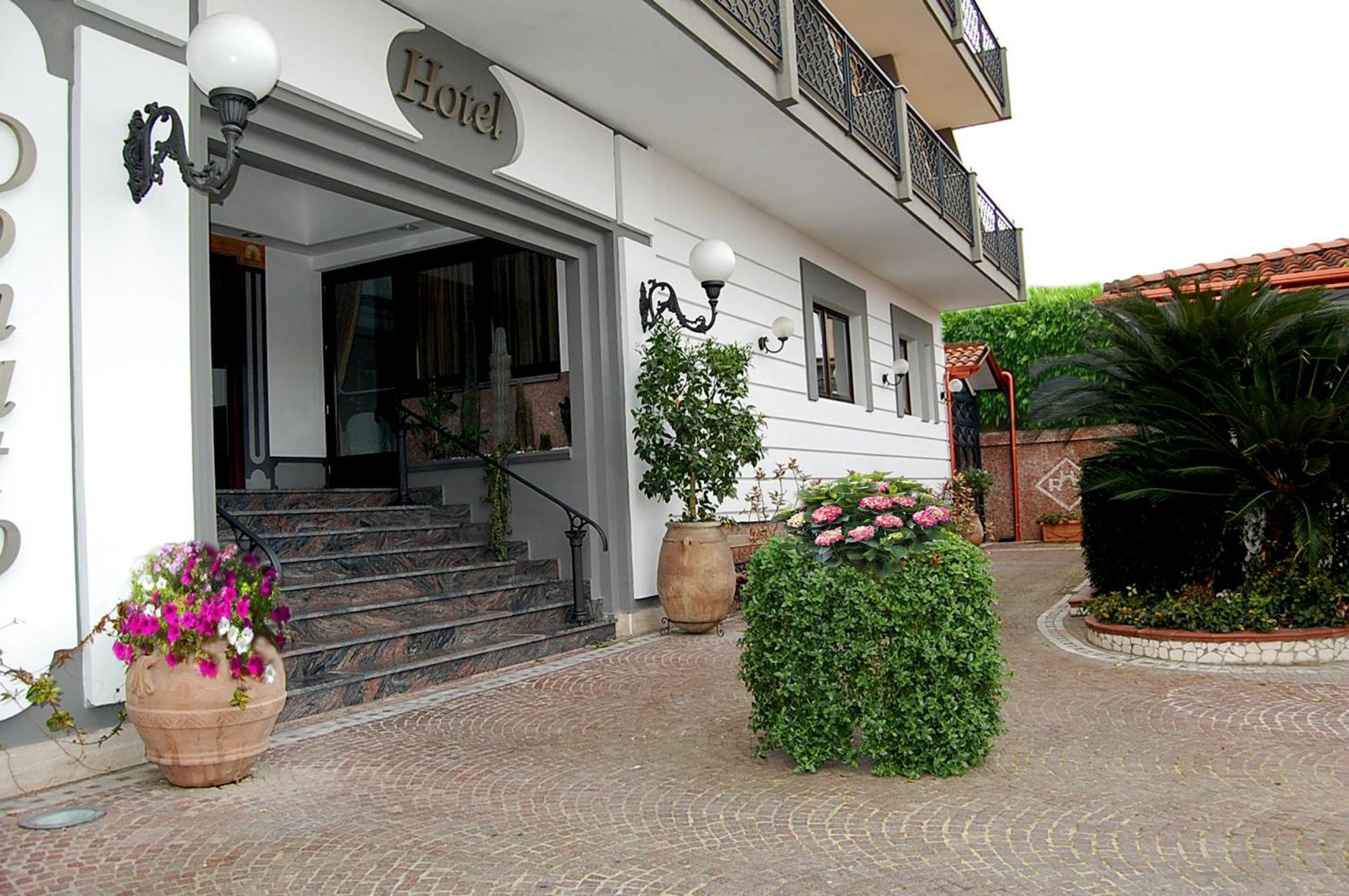 Hotel Ristorante Donato Calvizzano Bagian luar foto