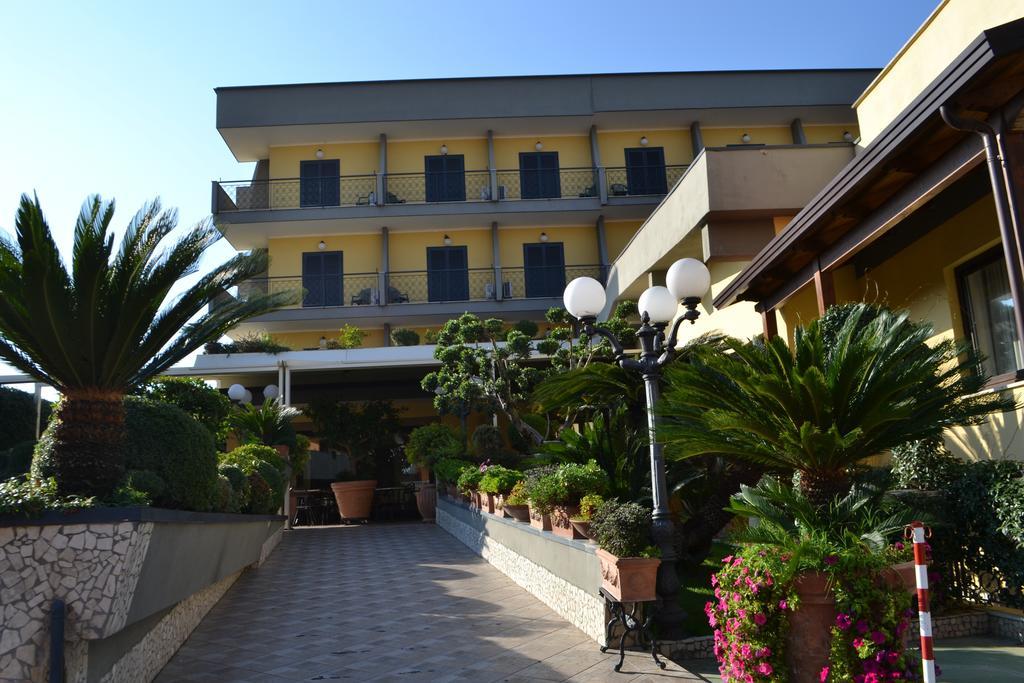 Hotel Ristorante Donato Calvizzano Bagian luar foto