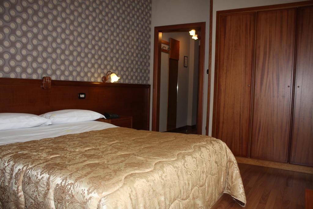 Hotel Ristorante Donato Calvizzano Bagian luar foto